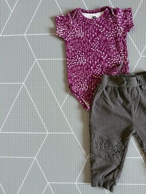 HB|Baby girl set,Purple ditsy Floral short sleeve Bodysuit & brown boho pants•